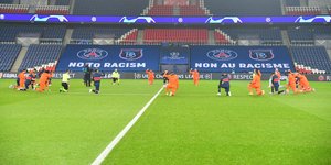 Παίκτες της Παρί και της Μπασάκσεχιρ γονατίζουν στο κέντρο του γηπέδου