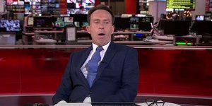 Ο παρουσιαστής του BBC, Μπεν Μπράουν, την ώρα που χασμουριέται