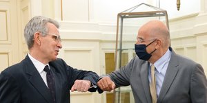 Πάιατ και Δένδιας χαιρετιούνται με αγκώνες