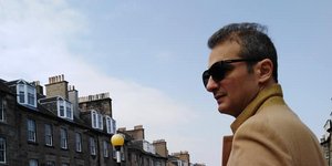 Ο Έλληνας γιατρός που έκανε το εμβόλιο ενάντια στον κορωνοϊό στην Σκωτία