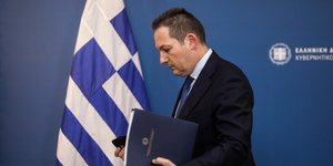 Ο Στέλιος Πέτσας στο briefing