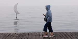 Πεζή ακούει μουσική περπατώντας στην παραλία Θεσσαλονίκης