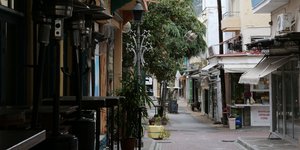 Κλειστά καταστήματα πεζοδρομος 