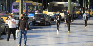 Πεζοί με μάσκες στην Αθήνα