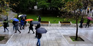 Πεζοί με ομπρέλες στο Σύνταγμα