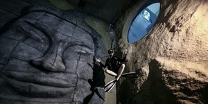 δύτης στην πιο βαθιά πισίνα του κόσμου