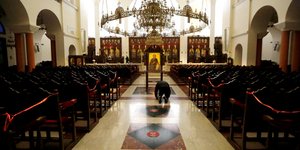 Πιστός στο εσωτερικό του Αγίου Σάββα στη Λευκωσία της Κύπρου