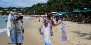 Πλανώδιες πουλάνε ρούχα σε παραλία της Λατινικής Αμερικής