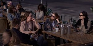 Πολίτες χωρίς μάσκες σε καφέ της Σουηδίας