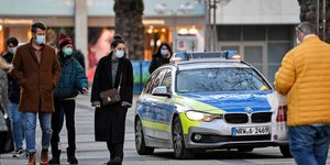 Πολίτες με μάσκες προστασίας από τη διάδοση του κορωνοϊού στη Γερμανία