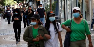 Πολίτες στην Κύπρο κυκλοφορούν με μάσκες ενάντια στον κορωνοϊό