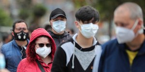 Πολίτες στην Κολομβία με μάσκες προστασίας από τον κορωνοϊό