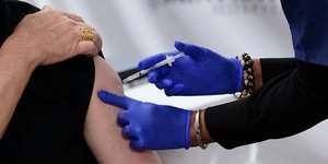 Πολίτης λαμβάνει το εμβόλιο ενάντια στον κορωνοϊό