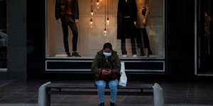 Πολίτης με μάσκα σε παγκάκι στην Λευκωσία της Κύπρου