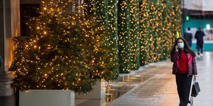 Πολίτης με μάσκα στο Λονδίνο, αφότου ανακοινώθηκε η μετάλλαξη του κορωνοϊού