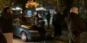 Πολίτης απευθύνεται σε άνδρα των ΜΑΤ