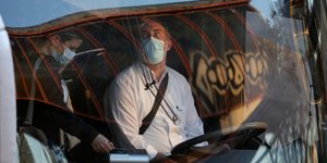 Πολίτης στην Πορτογαλία με μάσκα