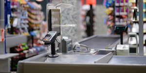Μηχάνημα POS σε ταμείο καταστήματος