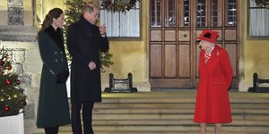 Ο πρίγκιπας Γουίλιαμ με την Κέιτ Μίντλετον και την βασίλισσα Ελισάβετ