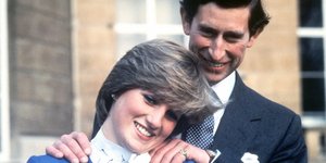 Η πριγκίπισσα Νταϊάνα και ο πρίγκιπας Κάρολος ποζάρουν στις κάμερες μετά την ανακοίνωση των αρραβώνων τους