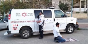 Ένας Εβραίος κι ένας μουσουλμάνος, διασώστες και οι δύο, προσεύχονται μαζί 