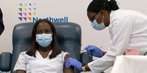 Η πρώτη Αμερικανή που έλανε το εμβόλιο της Pfizer για τον κορωνοϊό στις ΗΠΑ