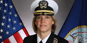 Η πρώτη γυναίκα κυβερνήτης αεροπλανοφόρου