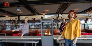 Κούκλες βιτρίνας σε ψητοπωλείο στη Θεσσαλονίκη