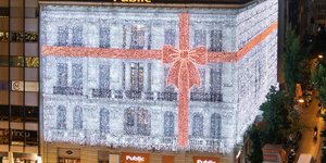 Σε χριστουγεννιάτικο mood τo Public Συντάγματος