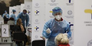 Γιατρός του ΕΟΔΥ κάνει rapid test