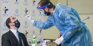 Ο υφυπουργός Υποδομών και Μεταφορών Γιάννης Κεφαλογιάννης υποβάλλεται σε rapid test στο σταθμό Συντάγματος