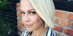 Η Ρέα Τουτουνζή με ξανθό καρέ