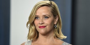 H Ρις Γουίδερσπουν με μεταλιζέ φόρεμα