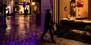 Γυναίκα περπατά στη Θεσσαλονίκη