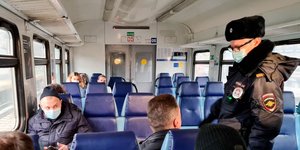 Πολίτες σε τρένο στη Ρωσία, φορούν μάσκες για τον κορωνοϊό