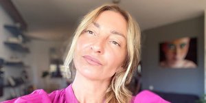 Η Ρούλα Ρέβη με ροζ μπλούζα