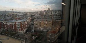 Η Σακρ-Κερ του Παρισιού διακρίνεται στο βάθος από το παράθυρο νοσοκομείου της πρωτεύσουας της Γαλλίας