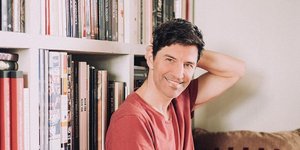 Ο Σάκης Ρουβάς με t shirt διαβάζει