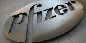 Το λογότυπο της φαρμακευτικής εταιρείας Pfizer που ανέπτυξε το εμβόλιο για τον κορωνοϊό