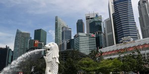 Εικόνα από τη Σιγκαπούρη με φόντο ουρανοξύστες