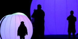 Κόσμος στο ΚΠΣΙΝ με χριστουγεννιάτικο στολισμό