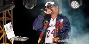 Ο Snoop Dogg τραγουδά