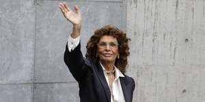 Η Σοφία Λόρεν με σακάκι και πουκάμισο