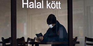 Άνδρας με μάσκα και σκούφο στη Σουηδία