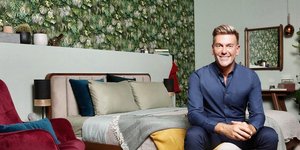 Ο Σπύρος Σούλης κάθεται σε κρεβάτι