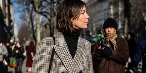 στιλάτη γυναίκα με παλτό