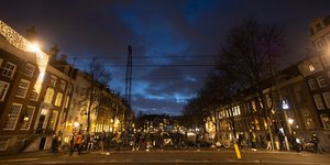 Πολίτες στο Αμστερνταμ της Ολλανδίας περιμένουν στην ουρά έξω από τα γνωστά Coffee Shops