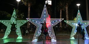 Τεράστια φωτεινά αστέρια στον Πειραιά για τα Χριστούγεννα