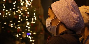 Νοσηλευτικό προσωπικό στο ΑΧΕΠΑ μπροστά στο Χριστουγεννιάτικο δέντρο