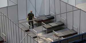 Στρατιώτης επιθεωρεί το νέο νοσοκομείο Covid στη Σερβία